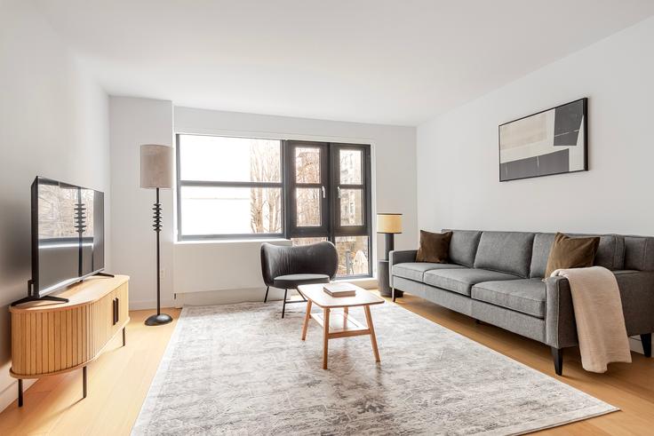 Elegant gestaltetes Wohnzimmer mit moderner Einrichtung in einer Wohnung im Sioné in Manhattan, New York Elegant gestaltetes Wohnzimmer mit moderner Einrichtung in einer Wohnung im Sioné in Manhattan, New York