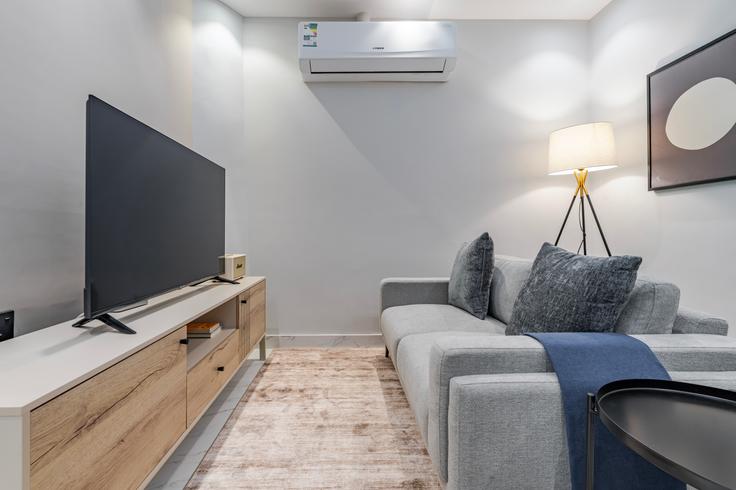 Sala de estar elegantemente projetada com móveis modernos em um apartamento no 8178 As Sawdah em Riyadh, Riyadh