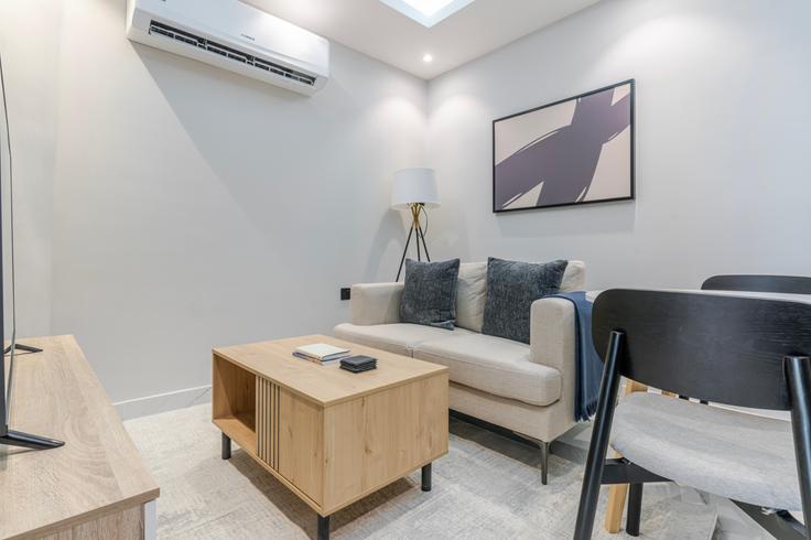 Elegante sala de estar con mobiliario moderno en un apartamento en 8178 As Sawdah en Riyadh, Riyadh