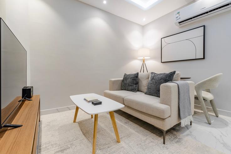 Sala de estar elegantemente projetada com móveis modernos em um apartamento no 8178 As Sawdah em Riyadh, Riyadh