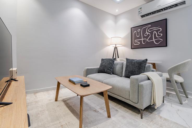 Elegante sala de estar con mobiliario moderno en un apartamento en 8178 As Sawdah en Riyadh, Riyadh