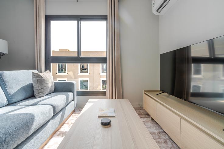 Elegante sala de estar con mobiliario moderno en un apartamento en 8178 As Sawdah en Riyadh, Riyadh