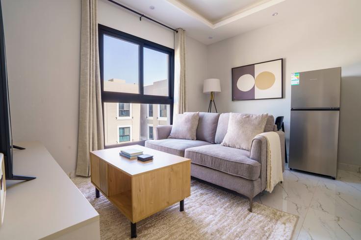 Elegant gestaltetes Wohnzimmer mit moderner Einrichtung in einer Wohnung im 8178 As Sawdah in Riyadh, Riyadh Elegant gestaltetes Wohnzimmer mit moderner Einrichtung in einer Wohnung im 8178 As Sawdah in Riyadh, Riyadh