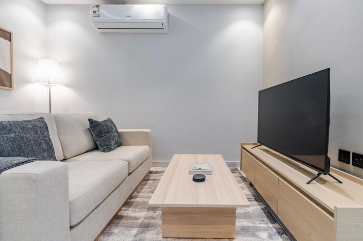 Sala de estar elegantemente projetada com móveis modernos em um apartamento no 8178 As Sawdah em Riyadh, Riyadh