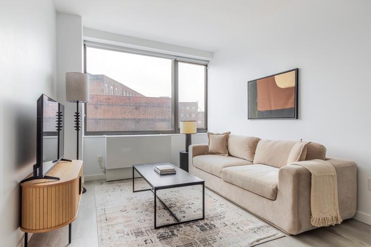 Sala de estar elegantemente projetada com móveis modernos em um apartamento no Tower 77 em Brooklyn, New York