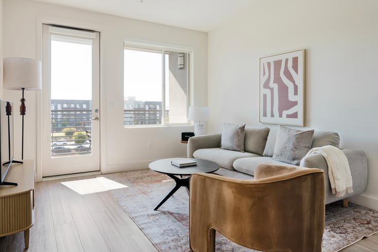 Sala de estar elegantemente projetada com móveis modernos em um apartamento no Aya em Fremont, Fremont