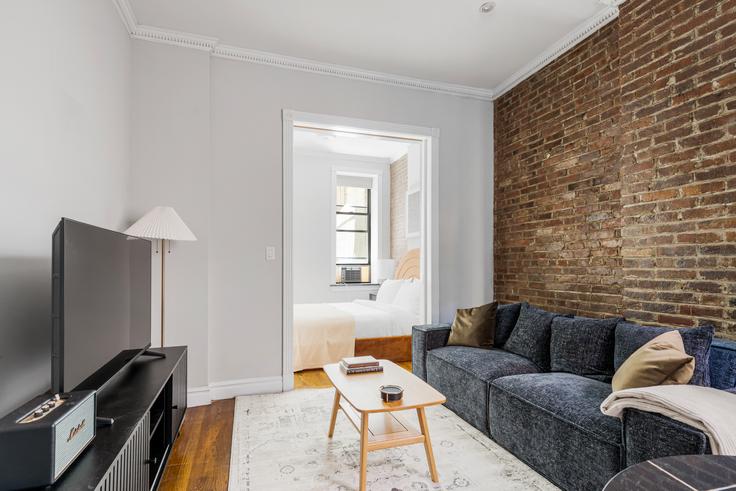 Salle de séjour élégante avec mobilier moderne dans un appartement à 246 Mott Street à Manhattan, New York