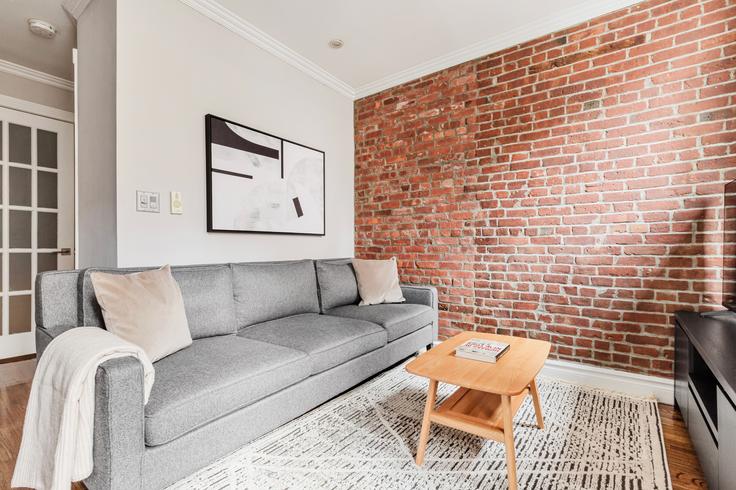 221 Mott Street adresindeki bir dairede modern mobilyalarla zarif bir şekilde tasarlanmış oturma odası Manhattan, New York 221 Mott Street adresindeki bir dairede modern mobilyalarla zarif bir şekilde tasarlanmış oturma odası Manhattan, New York