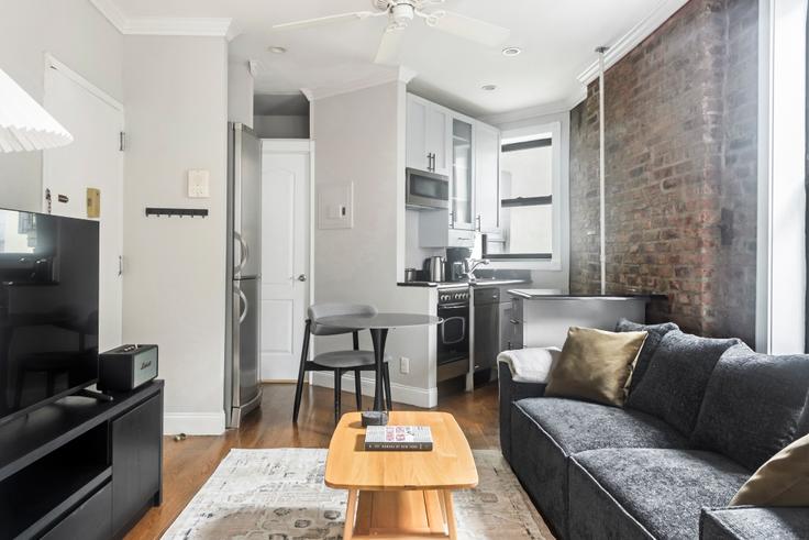Salle de séjour élégante avec mobilier moderne dans un appartement à 232 Elizabeth st à Manhattan, New York