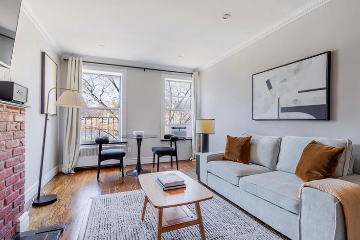 Salle de séjour élégante avec mobilier moderne dans un appartement à 562 Hudson Street à Manhattan, New York Salle de séjour élégante avec mobilier moderne dans un appartement à 562 Hudson Street à Manhattan, New York