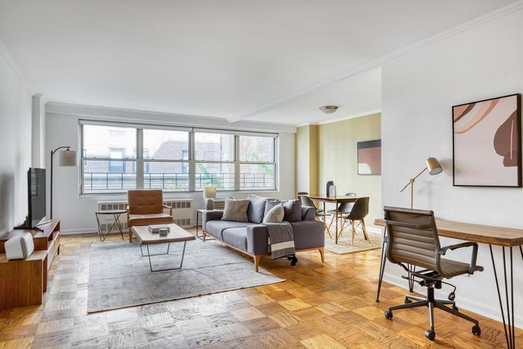 Salle de séjour élégante avec mobilier moderne dans un appartement à Stonehenge Tower à Manhattan, New York Salle de séjour élégante avec mobilier moderne dans un appartement à Stonehenge Tower à Manhattan, New York