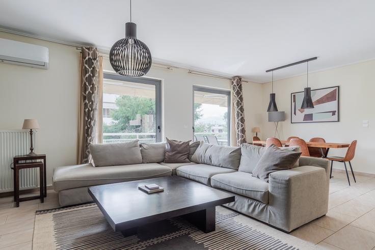 Salle de séjour élégante avec mobilier moderne dans un appartement à Kiprou 37, Chalandri à North Athens, Athens Salle de séjour élégante avec mobilier moderne dans un appartement à Kiprou 37, Chalandri à North Athens, Athens