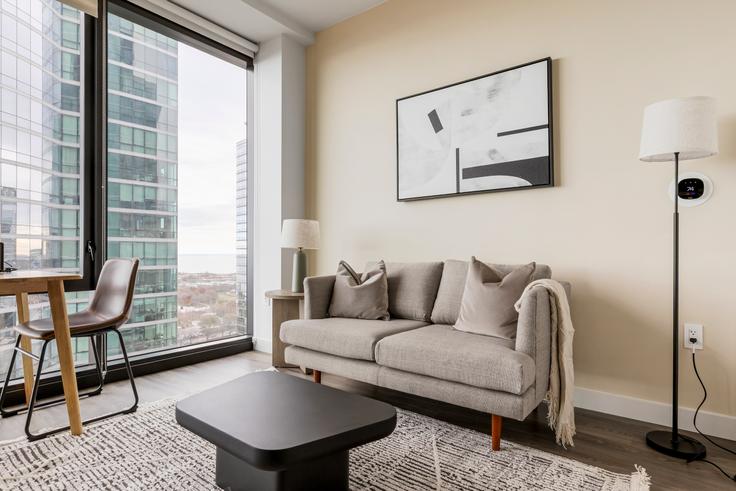 Elegante sala de estar con mobiliario moderno en un apartamento en NEMA en Chicago, Chicago