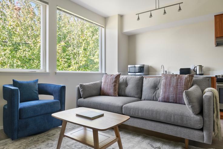 Seattle, Seattle에 위치한 Verve Flats 아파트의 세련된 인테리어가 돋보이는 거실 Seattle, Seattle에 위치한 Verve Flats 아파트의 세련된 인테리어가 돋보이는 거실