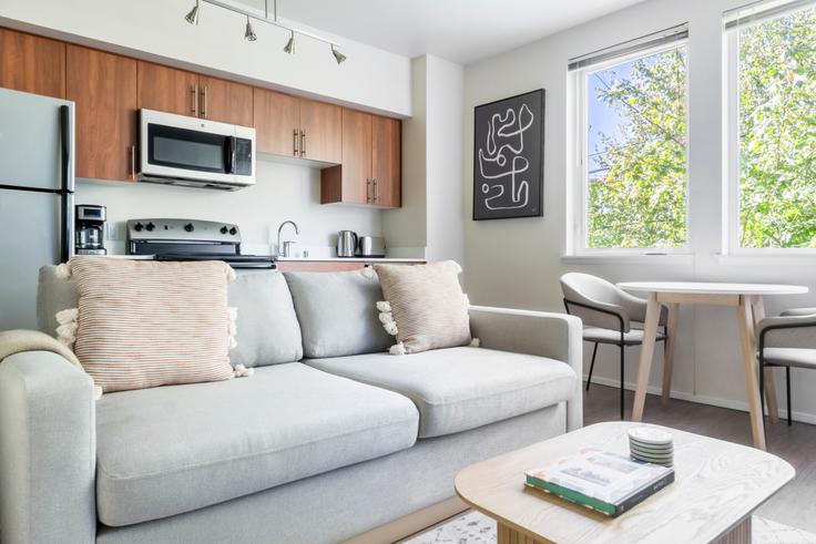 Seattle, Seattle에 위치한 Verve Flats 아파트의 세련된 인테리어가 돋보이는 거실 Seattle, Seattle에 위치한 Verve Flats 아파트의 세련된 인테리어가 돋보이는 거실