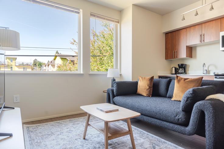 Seattle, Seattle에 위치한 Verve Flats 아파트의 세련된 인테리어가 돋보이는 거실 Seattle, Seattle에 위치한 Verve Flats 아파트의 세련된 인테리어가 돋보이는 거실
