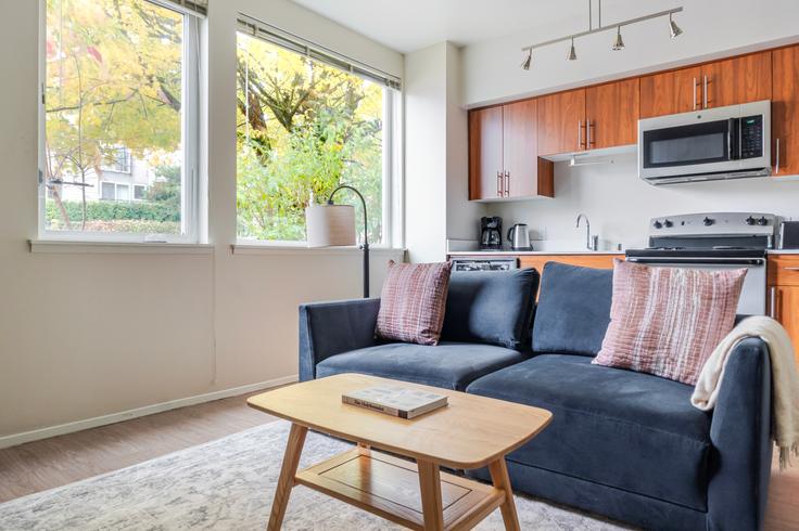 Seattle, Seattle에 위치한 Verve Flats 아파트의 세련된 인테리어가 돋보이는 거실