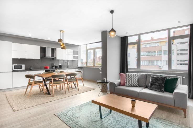 Elegant gestaltetes Wohnzimmer mit moderner Einrichtung in einer Wohnung im Akat Apartmanı in Beşiktaş, İstanbul