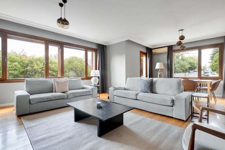 Salle de séjour élégante avec mobilier moderne dans un appartement à Aktek Sitesi à Beşiktaş, İstanbul