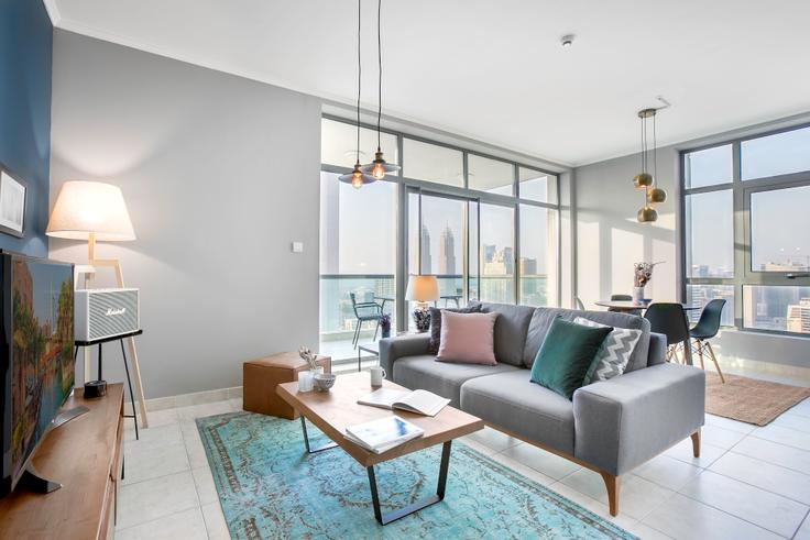 Sala de estar elegantemente projetada com móveis modernos em um apartamento no The Links East Tower em Al Barsha, Dubai Sala de estar elegantemente projetada com móveis modernos em um apartamento no The Links East Tower em Al Barsha, Dubai