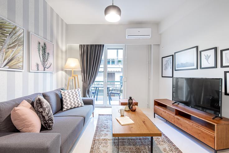 Salle de séjour élégante avec mobilier moderne dans un appartement à Parthenonos I à Acropolis, Athens