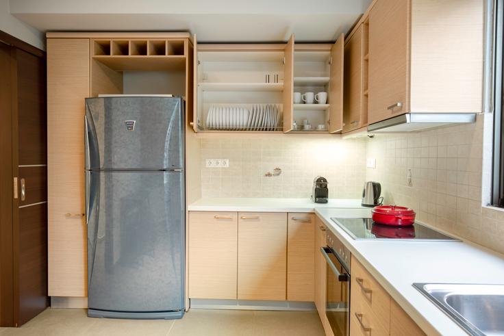 Cozinha funcional e elegante com equipamentos de última geração em apartamento de alto padrão no Nisous em South Athens, Athens