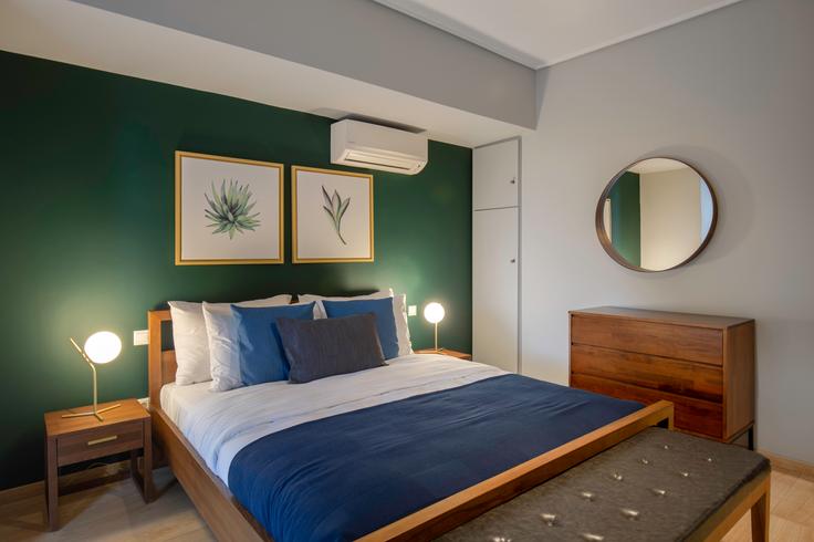 Quarto principal aconchegante com cama grande, iluminação suave e móveis elegantes em um apartamento mobiliado no Nisous em South Athens, Athens