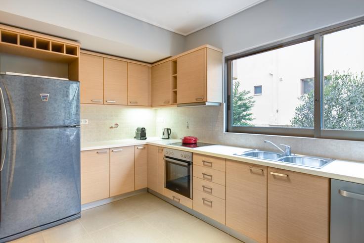 Cozinha funcional e elegante com equipamentos de última geração em apartamento de alto padrão no Nisous em South Athens, Athens