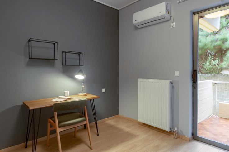 Área de escritório com uma mesa elegante e uma cadeira de apoio em um apartamento no Nisous em South Athens, Athens