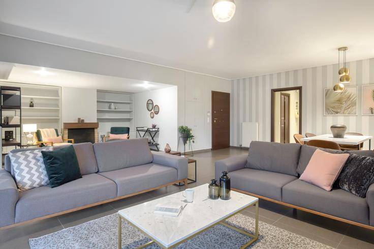 Sala de estar elegantemente projetada com móveis modernos em um apartamento no Nisous em South Athens, Athens