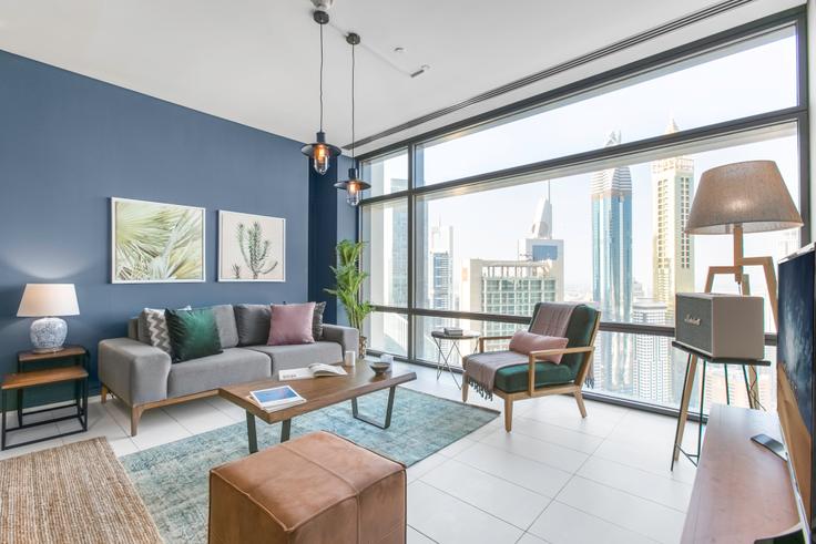 Elegante sala de estar con mobiliario moderno en un apartamento en Index Tower en Trade Center, Dubai Elegante sala de estar con mobiliario moderno en un apartamento en Index Tower en Trade Center, Dubai