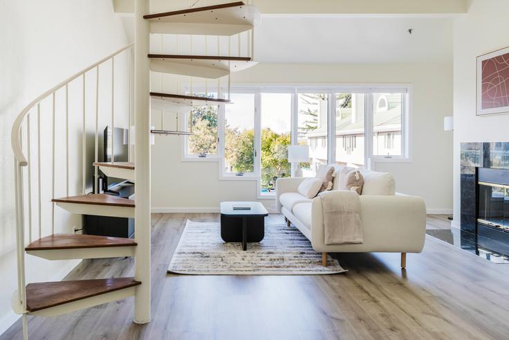 Sala de estar elegantemente projetada com móveis modernos em um apartamento no Mayfield Building em Palo Alto, Palo Alto