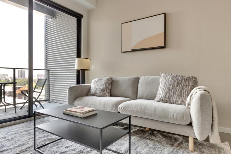 Elegante sala de estar con mobiliario moderno en un apartamento en The Jax en Chicago, Chicago