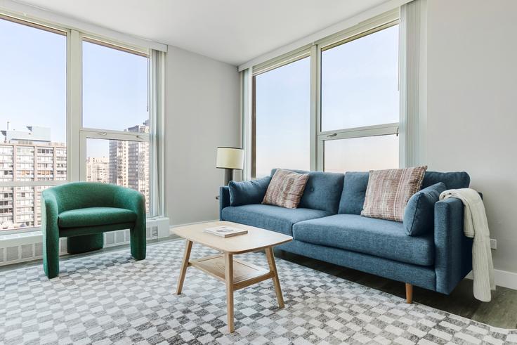 The Bryn adresindeki bir dairede modern mobilyalarla zarif bir şekilde tasarlanmış oturma odası Chicago, Chicago