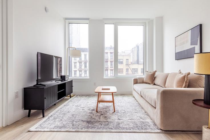 Elegante sala de estar con mobiliario moderno en un apartamento en The Houston en Manhattan, New York