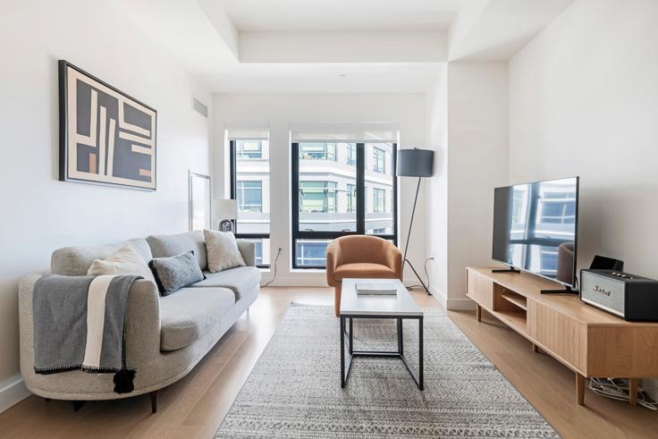 Salle de séjour élégante avec mobilier moderne dans un appartement à Bower - beacon à Boston, Boston