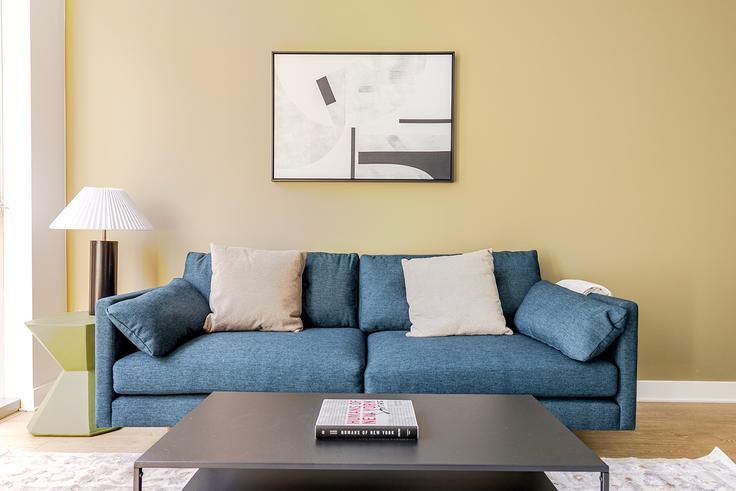 Elegant gestaltetes Wohnzimmer mit moderner Einrichtung in einer Wohnung im Mila in Chicago, Chicago Elegant gestaltetes Wohnzimmer mit moderner Einrichtung in einer Wohnung im Mila in Chicago, Chicago
