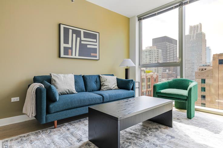 Chicago, Chicago 소재 Mila 유닛에 마련된, 현대적인 가구로 꾸며진 우아한 디자인의 거실