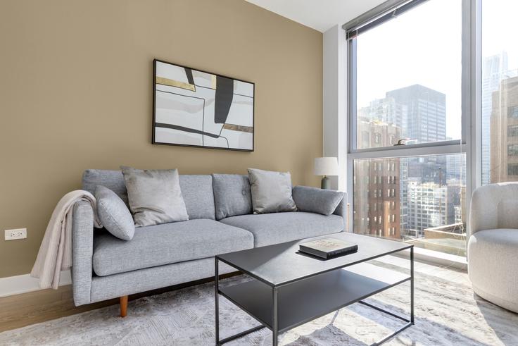 Elegant gestaltetes Wohnzimmer mit moderner Einrichtung in einer Wohnung im Mila in Chicago, Chicago Elegant gestaltetes Wohnzimmer mit moderner Einrichtung in einer Wohnung im Mila in Chicago, Chicago