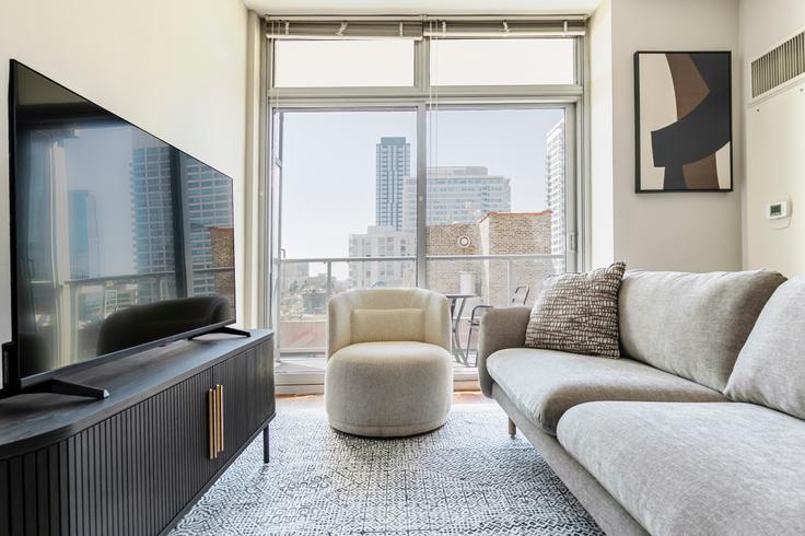 Sala de estar elegantemente projetada com móveis modernos em um apartamento no Burnham Pointe em Chicago, Chicago