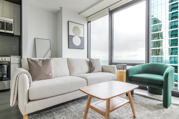Sala de estar elegantemente projetada com móveis modernos em um apartamento no NEMA em Chicago, Chicago