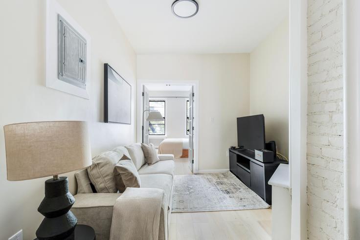 Elegante sala de estar con mobiliario moderno en un apartamento en 251 West 18th Street en Manhattan, New York