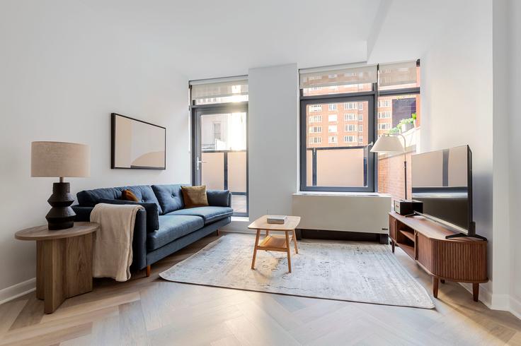 Elegante sala de estar con mobiliario moderno en un apartamento en The Knox en Manhattan, New York