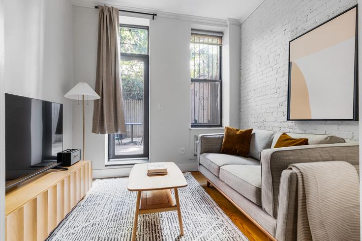 Manhattan, New York에 위치한 515 West 47th Street 아파트의 세련된 인테리어가 돋보이는 거실
