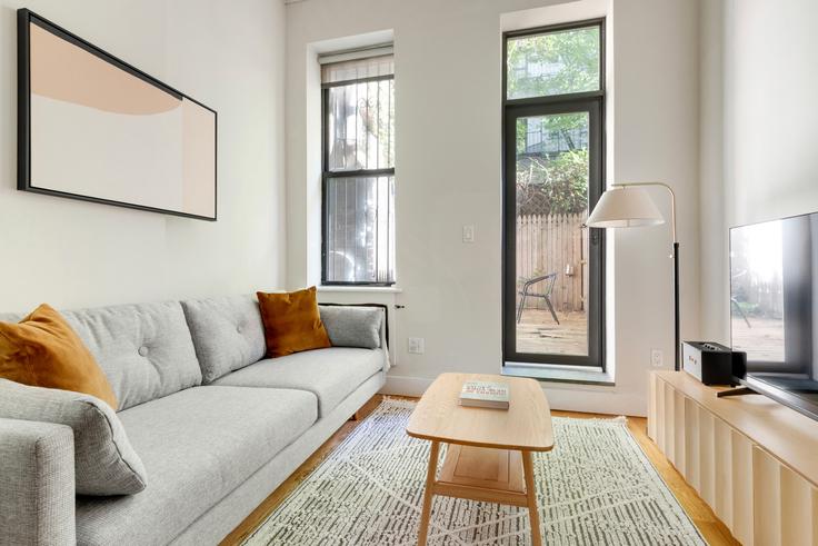 Manhattan, New York에 위치한 515 West 47th Street 아파트의 세련된 인테리어가 돋보이는 거실