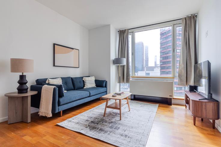 Salle de séjour élégante avec mobilier moderne dans un appartement à Atelier à Manhattan, New York Salle de séjour élégante avec mobilier moderne dans un appartement à Atelier à Manhattan, New York