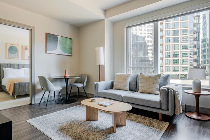 Elegante sala de estar con mobiliario moderno en un apartamento en Pier 4 en Boston, Boston Elegante sala de estar con mobiliario moderno en un apartamento en Pier 4 en Boston, Boston