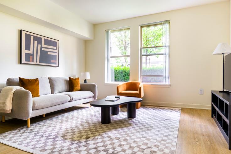 Elegant gestaltetes Wohnzimmer mit moderner Einrichtung in einer Wohnung im Avalon bellevue in Bellevue, Bellevue Elegant gestaltetes Wohnzimmer mit moderner Einrichtung in einer Wohnung im Avalon bellevue in Bellevue, Bellevue