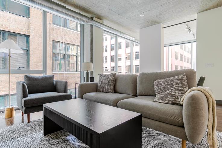 Elegante sala de estar con mobiliario moderno en un apartamento en Jeff Jack en Chicago, Chicago Elegante sala de estar con mobiliario moderno en un apartamento en Jeff Jack en Chicago, Chicago
