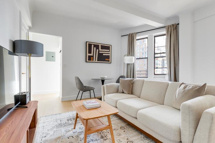 Manhattan, New York에 위치한 244 West 72nd 아파트의 세련된 인테리어가 돋보이는 거실